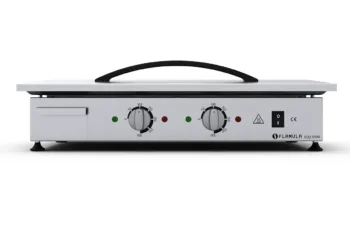 Vista frontale del barbecue elettrico ELQ3000 con piastra liscia e corpo metallico.