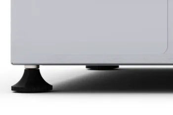 Vista del piedino livellatore del barbecue elettrico Flamula, dispositivo moderno per la preparazione dei cibi sulla piastra.