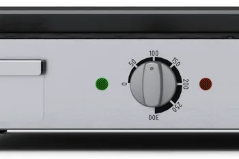 Vista del termostato della griglia elettrica Flamula, dispositivo moderno per la preparazione dei cibi alla piastra.