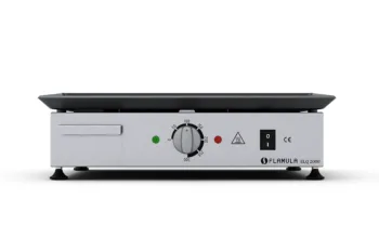 Vista del barbecue elettrico ELQ2000 con piastra di cottura liscia e scocca in metallo.