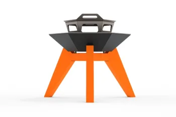 Braciere in metallo Flamula 600 con design esagonale moderno e gambe arancioni, adatto per uso esterno.