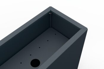 Primo piano dell’angolo della fioriera metallica Flamula con montaggio semplice tramite viti laterali.