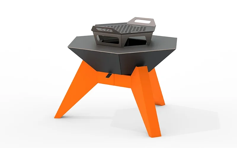 Kovinsko kurišče Flamula 800 z modernim šesterokotnim dizajnom in oranžnimi nogami, primerno za uporabo na prostem.