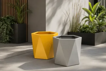 Cvetlično korito HX 50x50 cm v rumeni in sivi barvi na moderni terasi