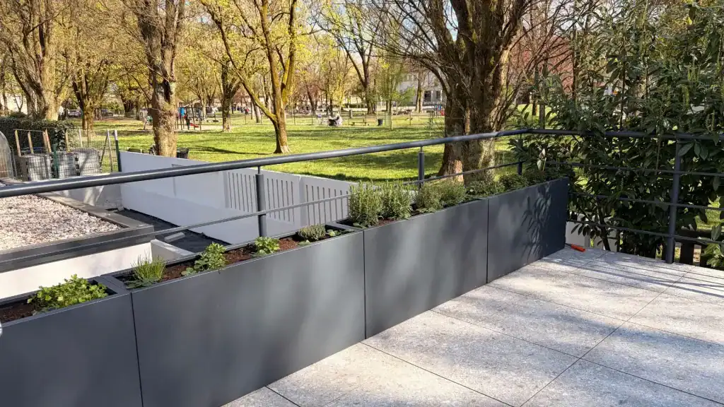 Fioriera 30x120x60 cm RAL7016 - composizione sulla terrazza accanto alla ringhiera