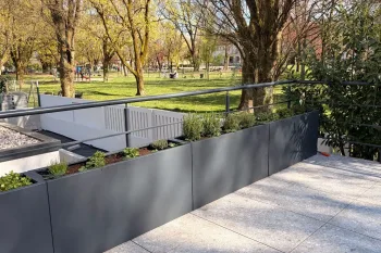 Fioriera 30x120x60 cm RAL7016 - piantumazione sulla terrazza lungo una ringhiera
